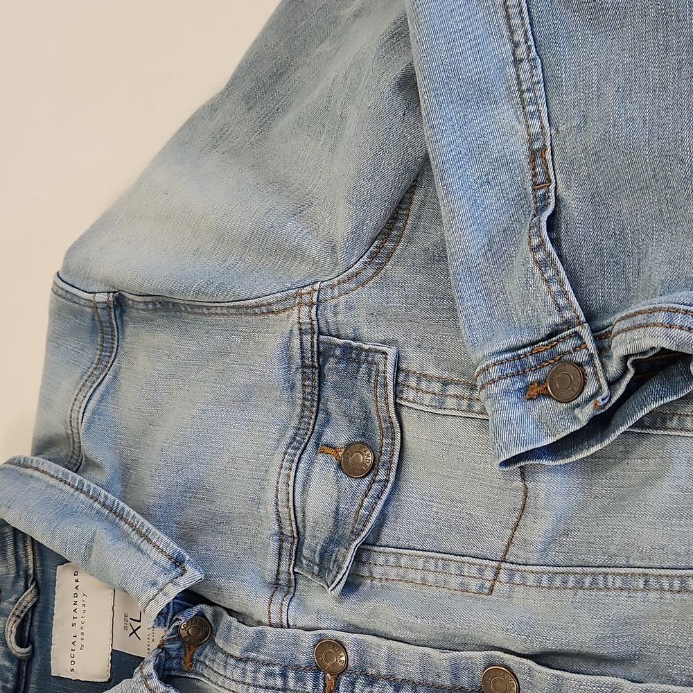 Social Standard By Sanctuary Jean Jacket. Light Wash. Size XL - Picture 7 of 11